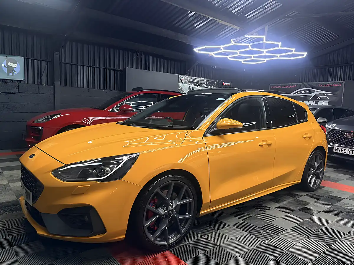 Used 2019 Ford Focus ST Orange - Interior and Exterior details 9