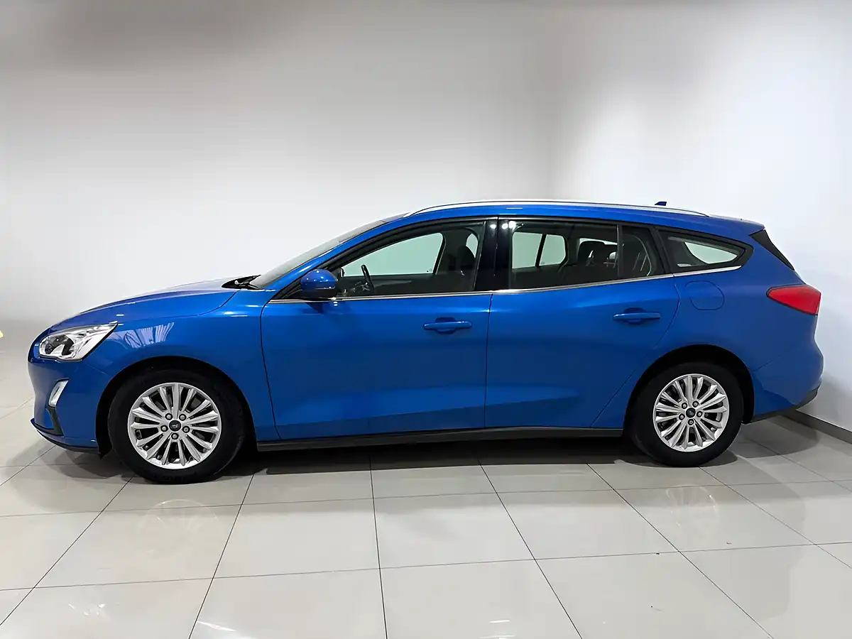 Used 2019 Ford Focus Titanium Blue - Interior and Exterior details 5