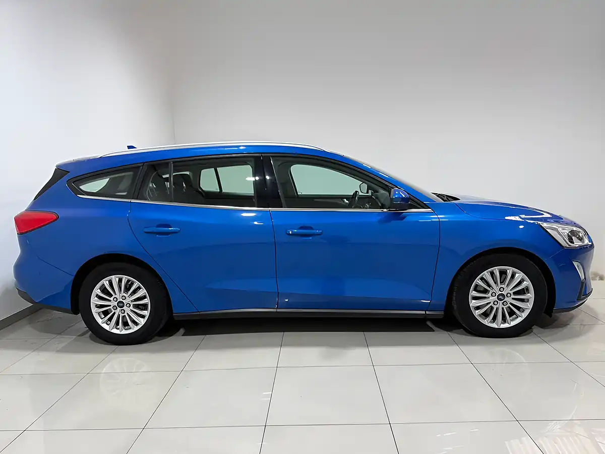 Used 2019 Ford Focus Titanium Blue - Interior and Exterior details 9
