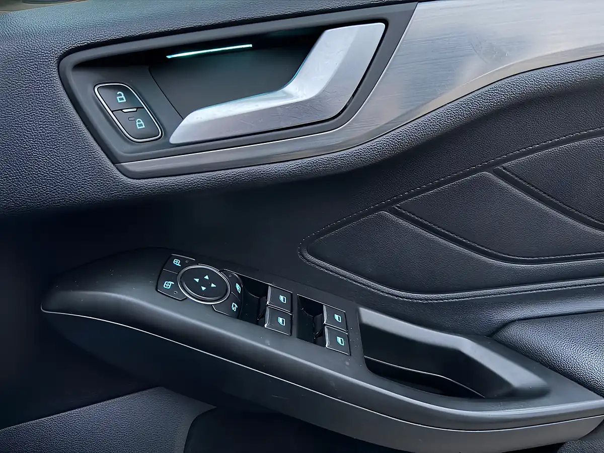 Used 2019 Ford Focus Titanium Grey - Interior and Exterior details 17