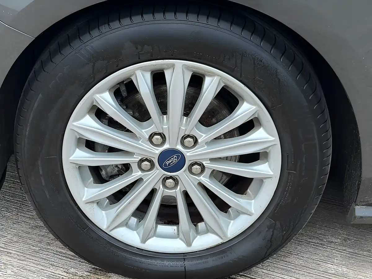 Used 2019 Ford Focus Titanium Grey - Interior and Exterior details 20