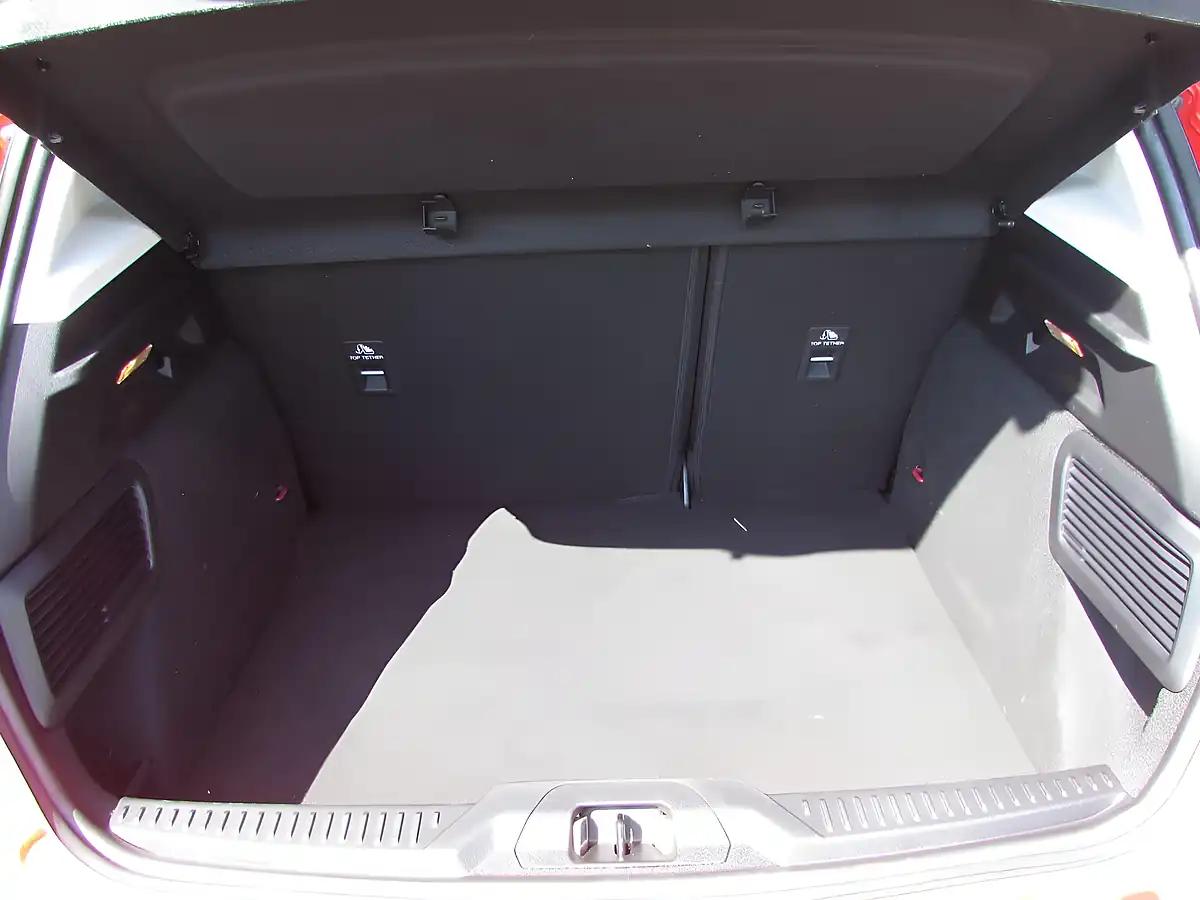 Used 2019 Ford Focus Titanium Red - Interior and Exterior details 12