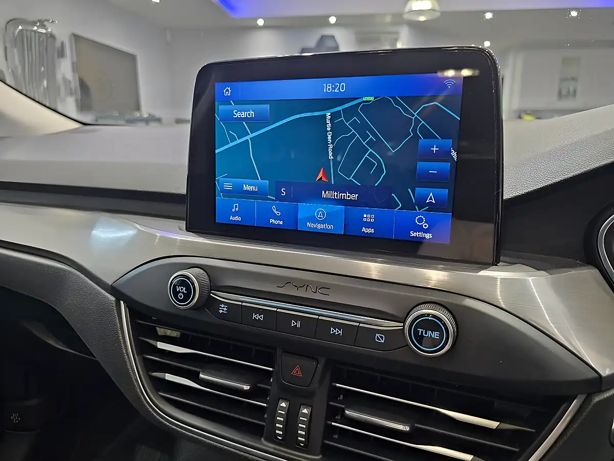 Used 2019 Ford Focus Titanium White - Interior and Exterior details 11