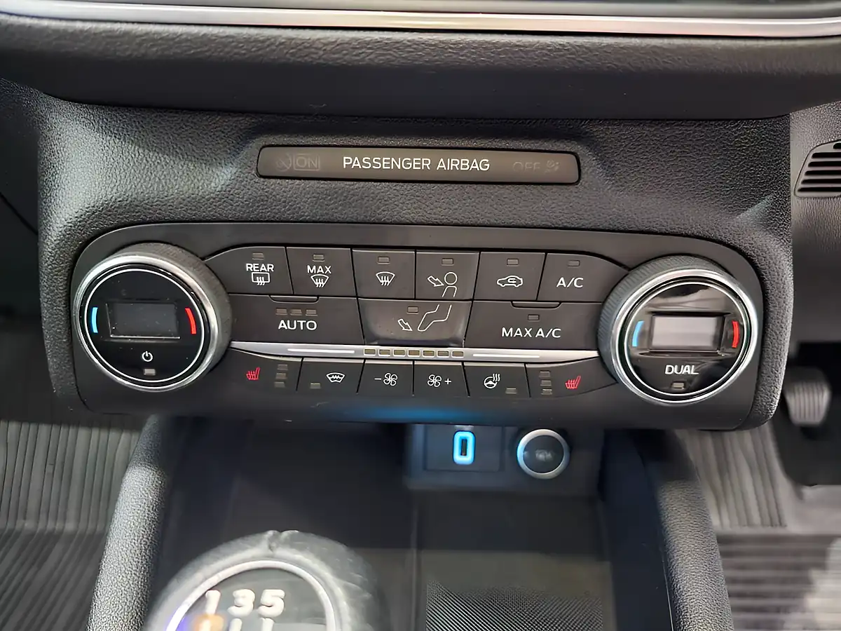 Used 2019 Ford Focus Titanium White - Interior and Exterior details 16