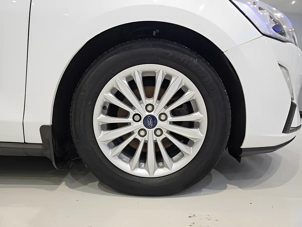 Used 2019 Ford Focus Titanium White - Interior and Exterior details 8