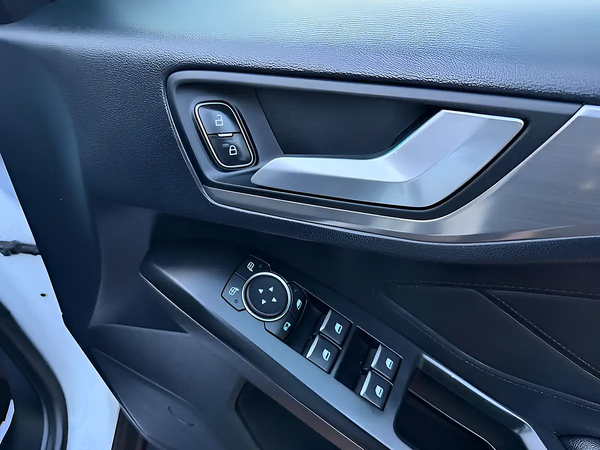 Used 2019 Ford Focus Titanium White - Interior and Exterior details 16
