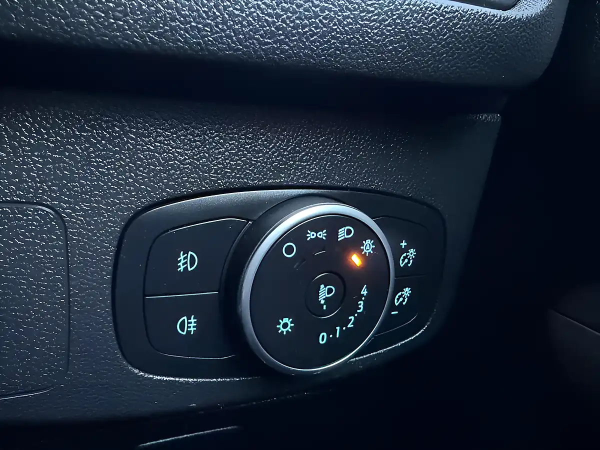 Used 2019 Ford Focus Titanium White - Interior and Exterior details 18