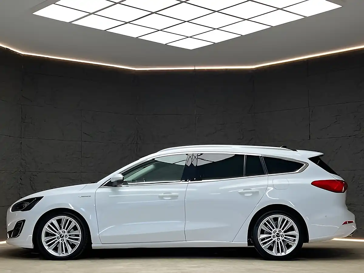 Used 2019 Ford Focus Vignale Frozen White - Interior and Exterior details 10