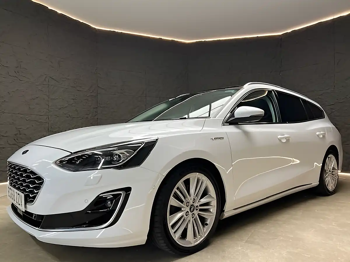 Used 2019 Ford Focus Vignale Frozen White - Interior and Exterior details 11