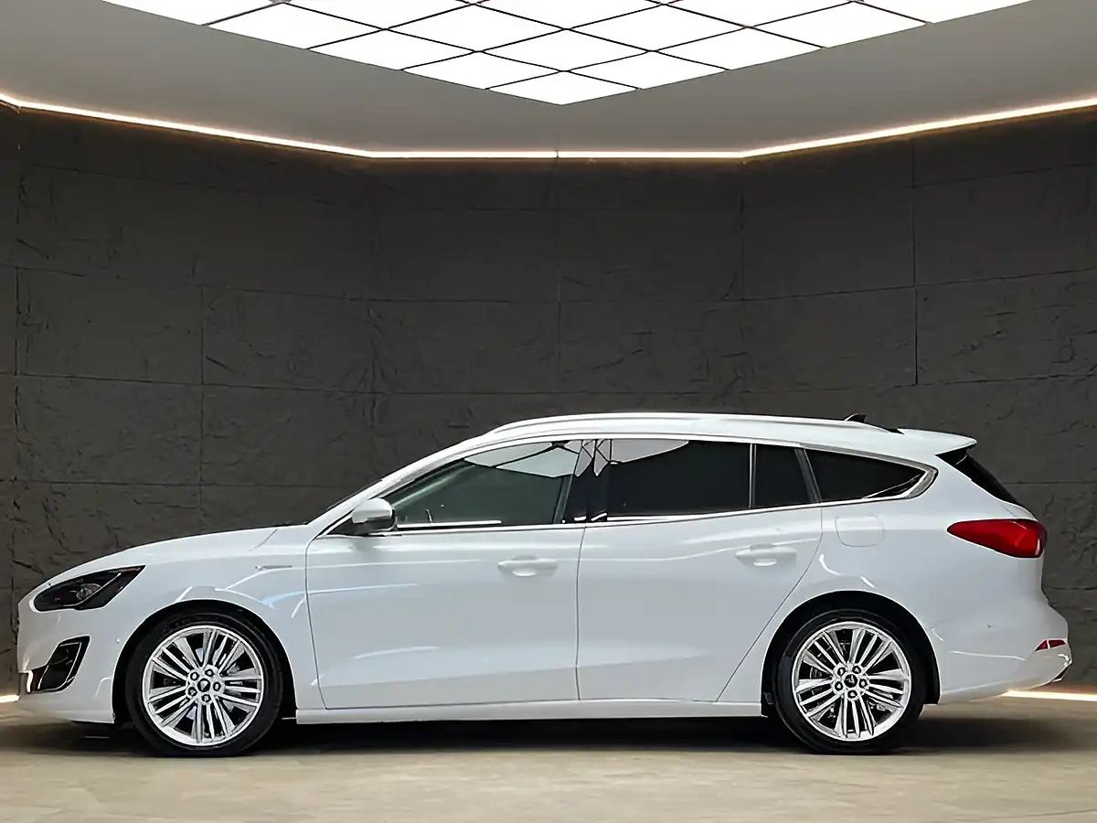 Used 2019 Ford Focus Vignale Frozen White - Interior and Exterior details 20