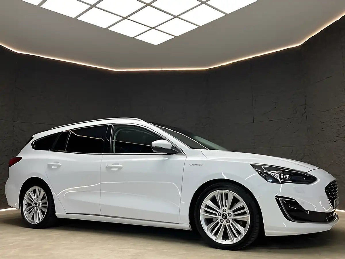 Used 2019 Ford Focus Vignale Frozen White - Interior and Exterior details 7