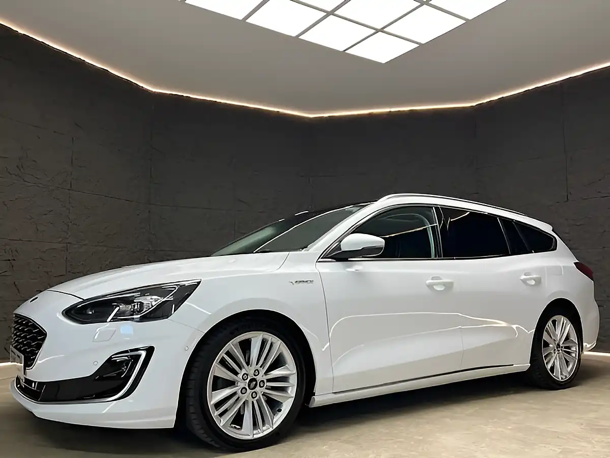 Used 2019 Ford Focus Vignale Frozen White - Interior and Exterior details 9