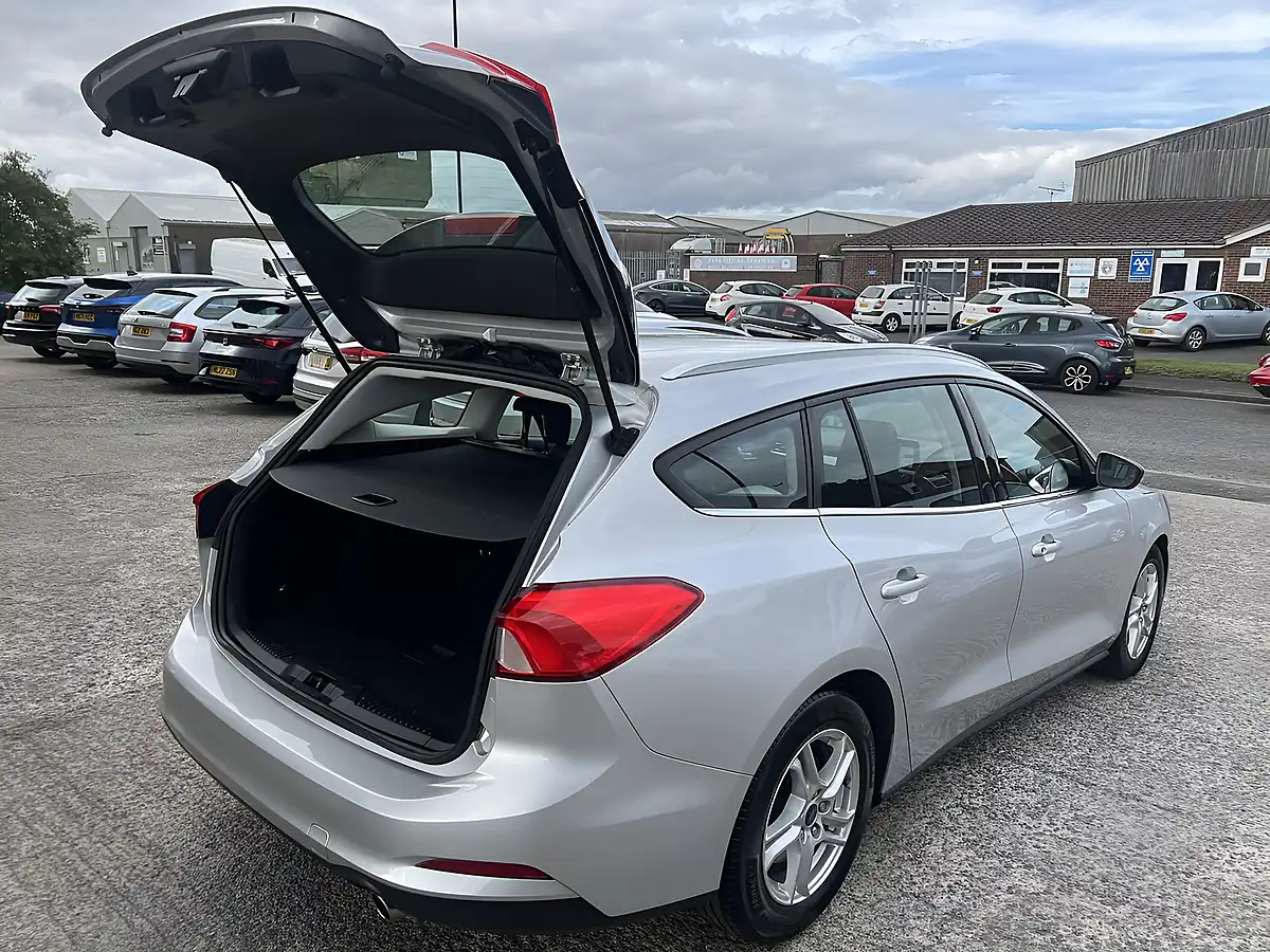 Used 2019 Ford Focus Zetec Moondust Silver - Interior and Exterior details 17