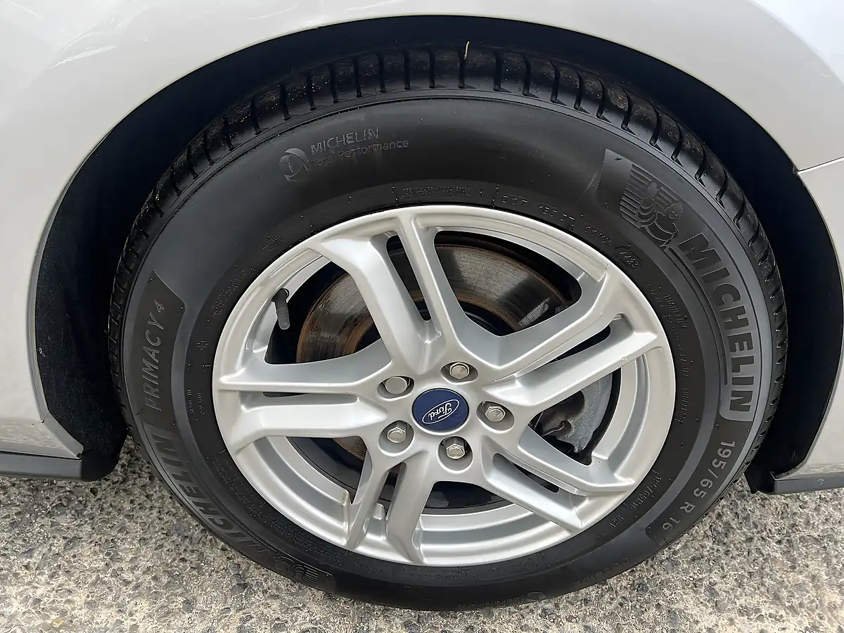 Used 2019 Ford Focus Zetec Moondust Silver - Interior and Exterior details 18