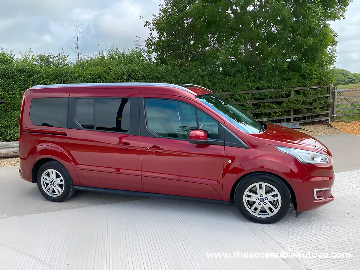 Used 2019 Ford Grand Tourneo Connect Titanium Red - Interior and Exterior details 3