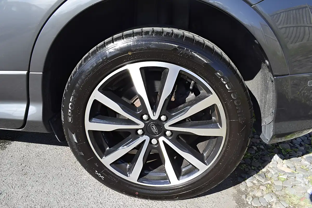 Used 2019 Ford Kuga ST-Line Grey - Interior and Exterior details 6