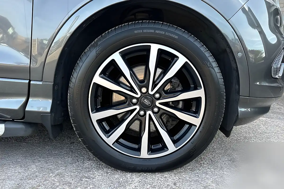 Used 2019 Ford Kuga ST-Line Grey - Interior and Exterior details 9