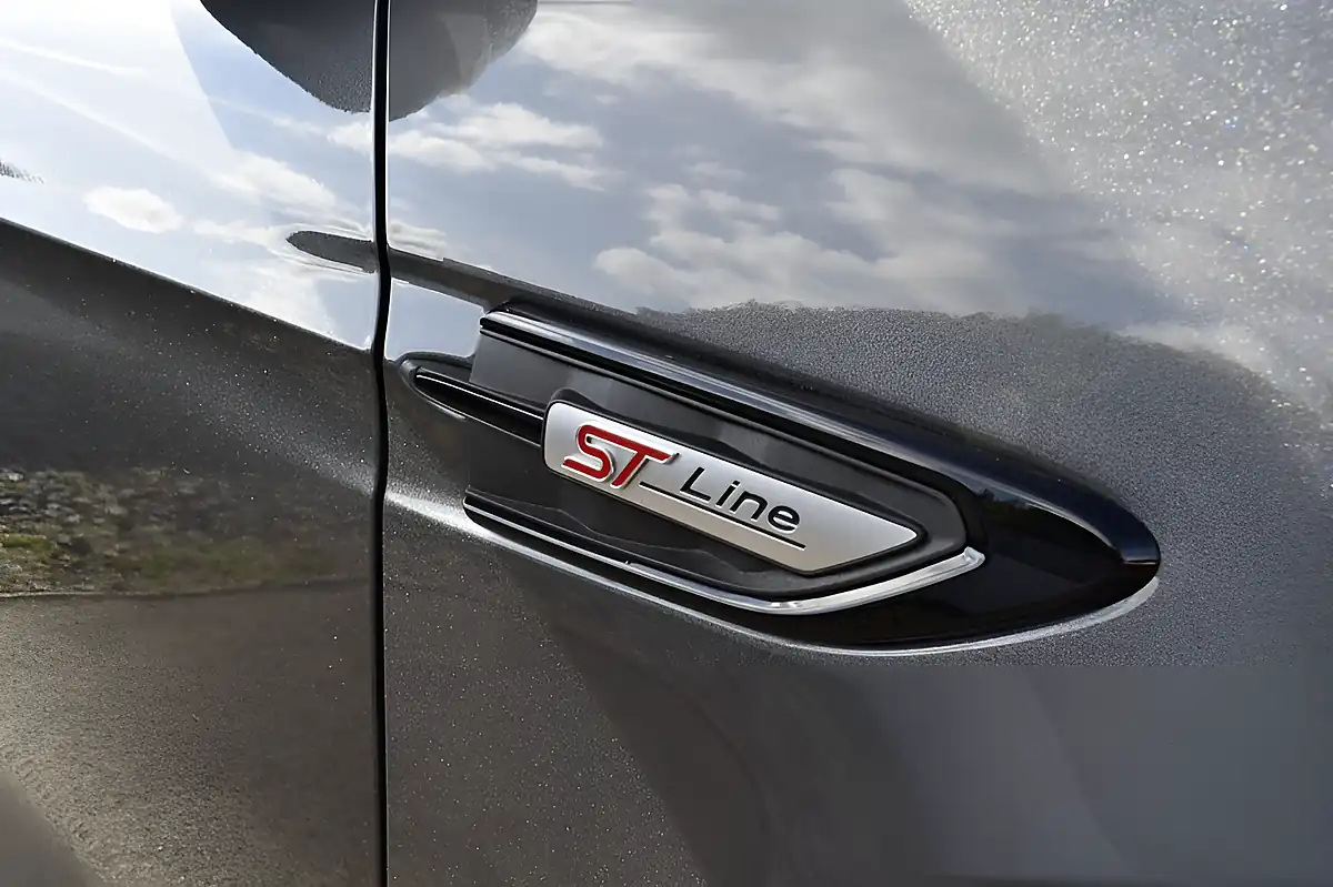 Used 2019 Ford Kuga ST-Line Magnetic Grey - Interior and Exterior details 8