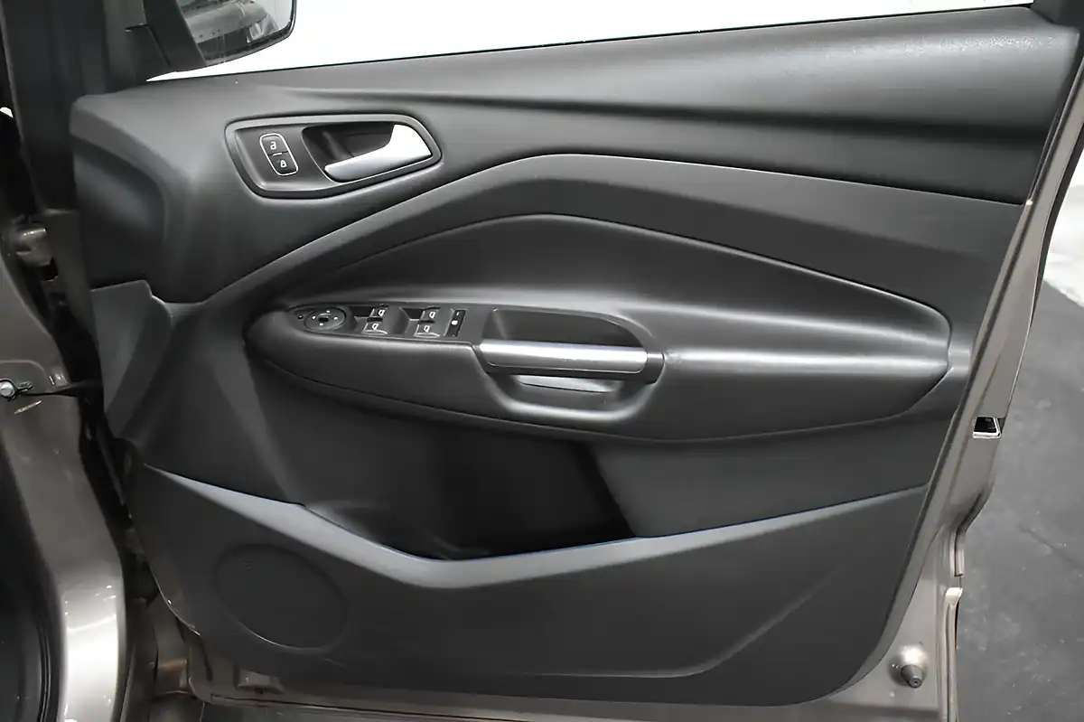 Used 2019 Ford Kuga ST-Line Silver - Interior and Exterior details 17