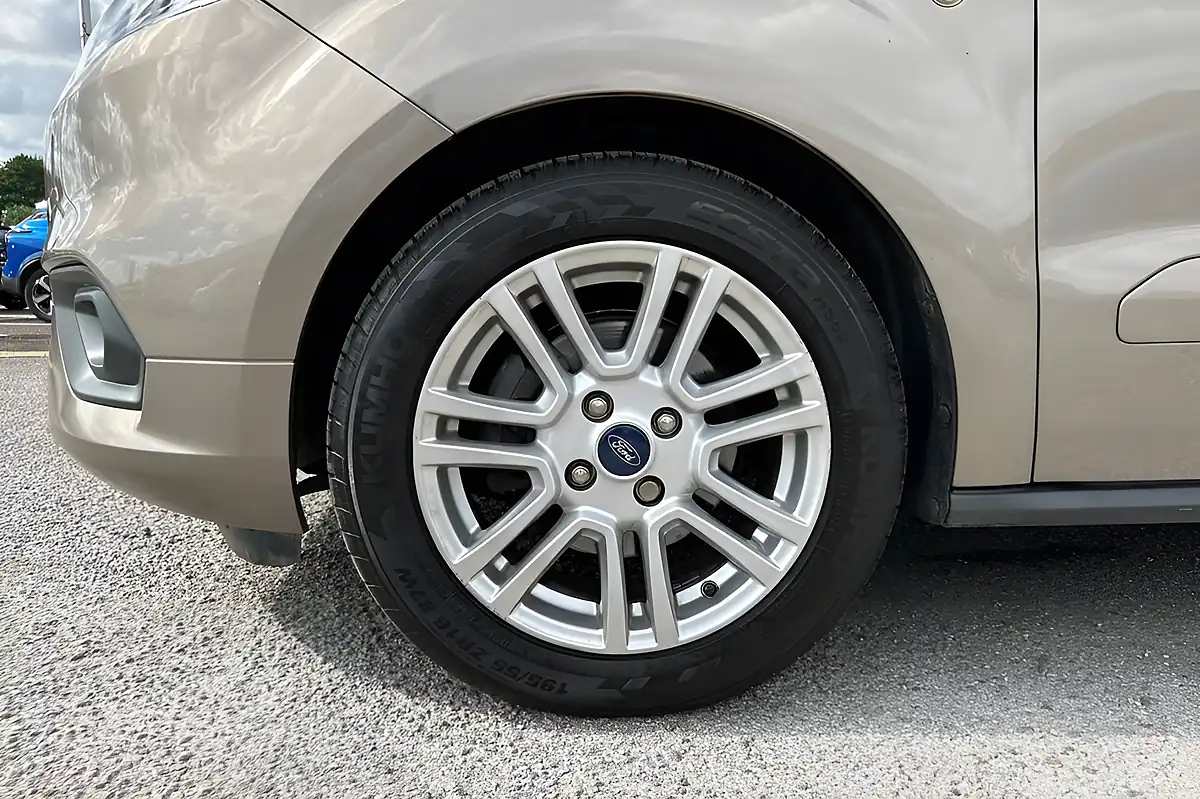 Used 2019 Ford Tourneo Courier Titanium Silver - Interior and Exterior details 9