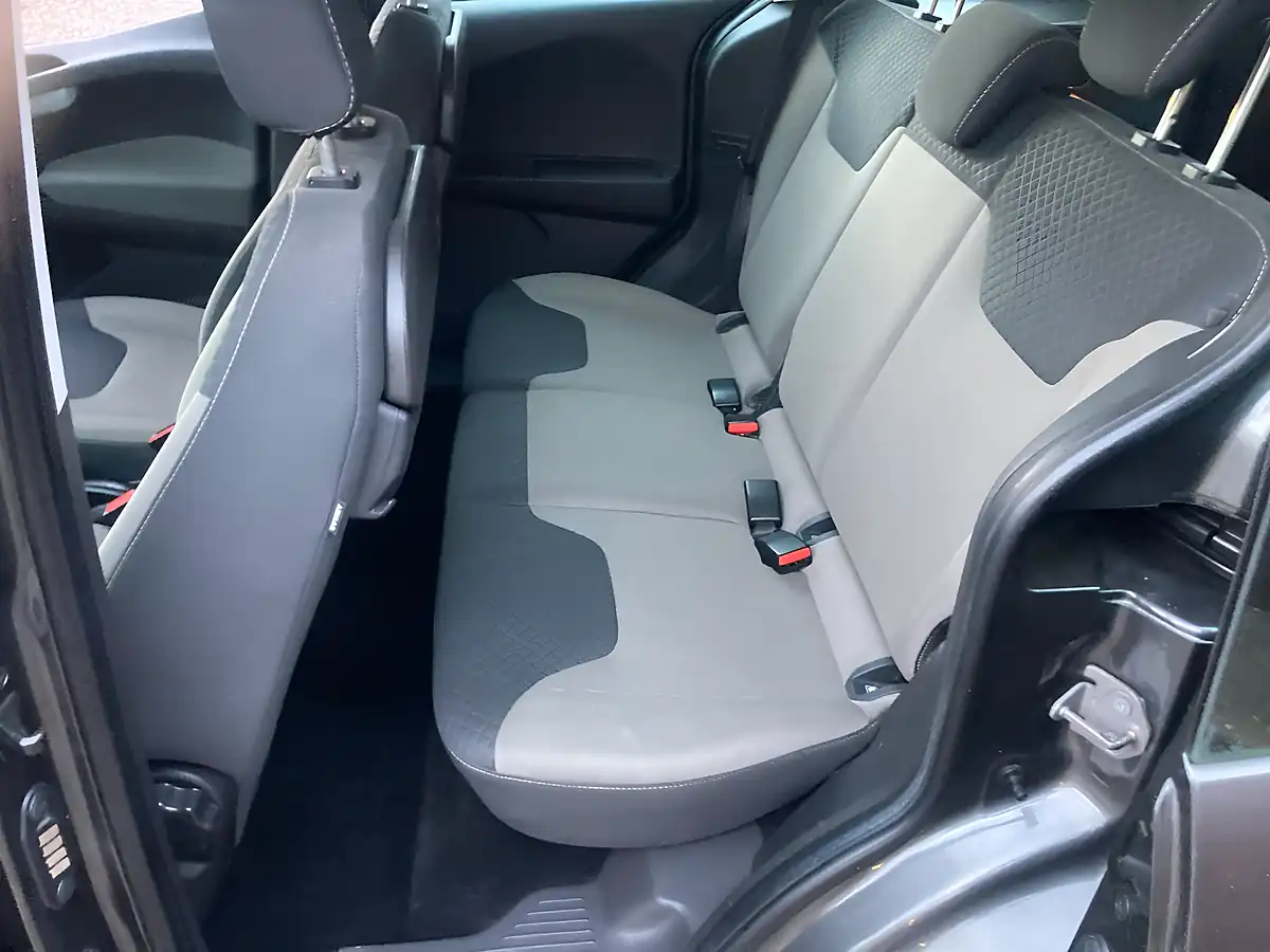 Used 2019 Ford Tourneo Courier Zetec Grey - Interior and Exterior details 10