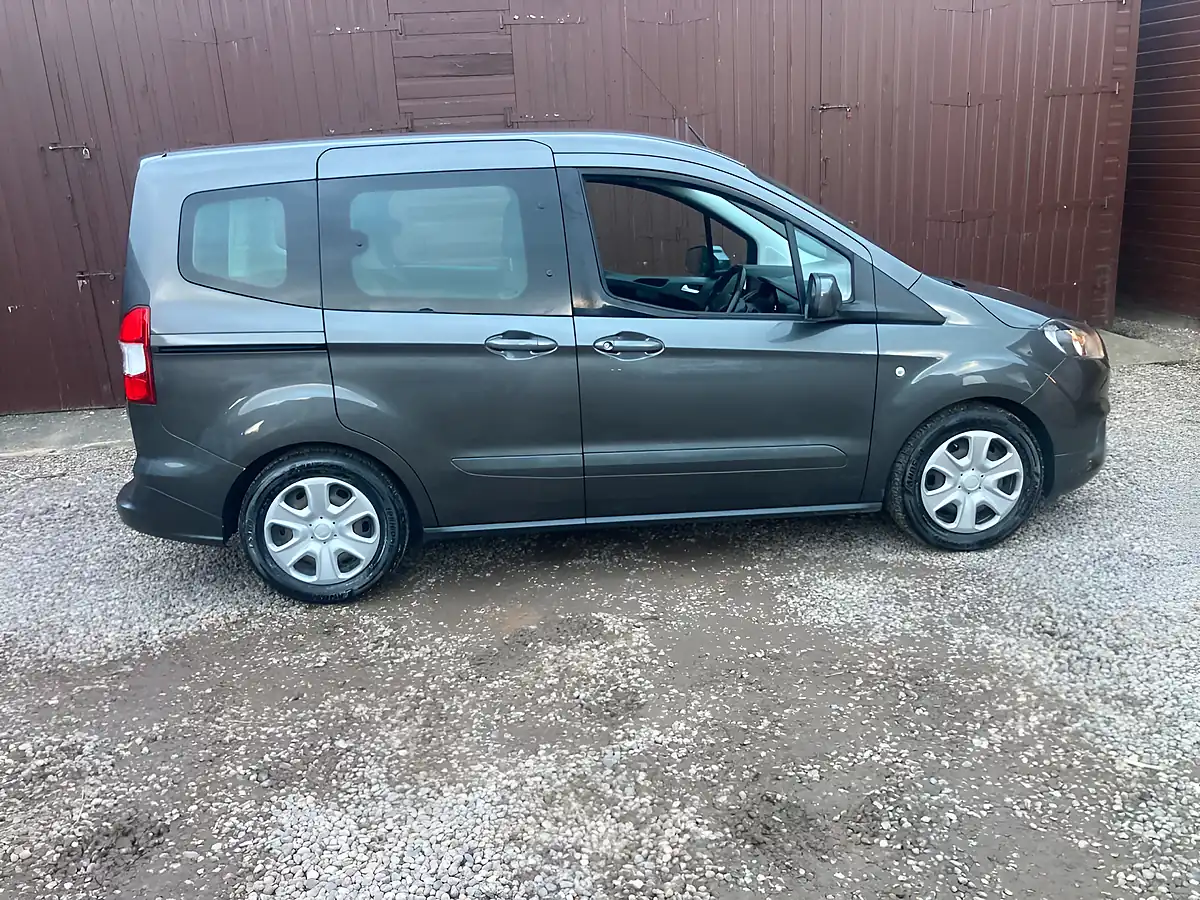 Used 2019 Ford Tourneo Courier Zetec Grey - Interior and Exterior details 5