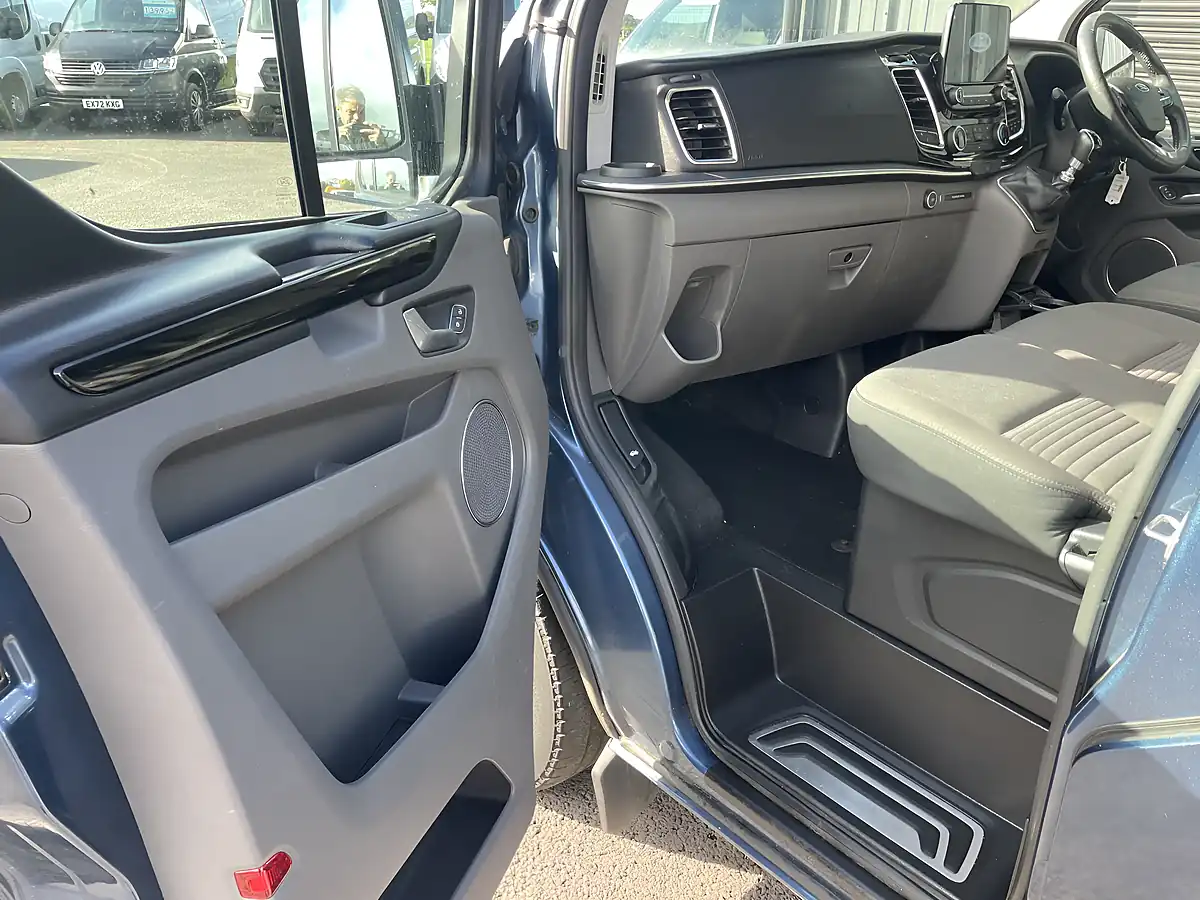 Used 2019 Ford Tourneo Custom Titanium Blue - Interior and Exterior details 16