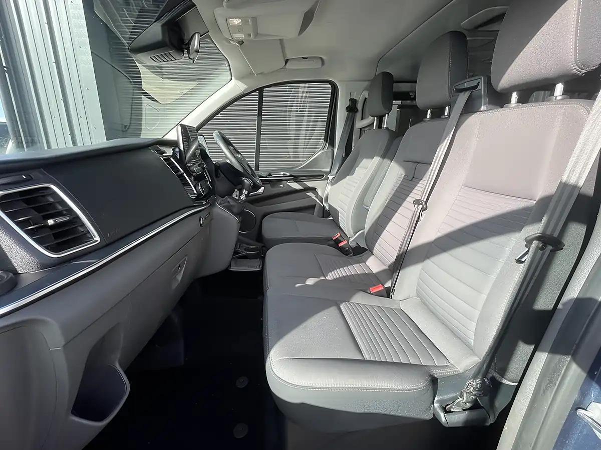 Used 2019 Ford Tourneo Custom Titanium Blue - Interior and Exterior details 17
