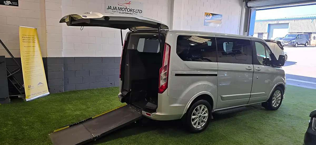 Used 2019 Ford Tourneo Custom Titanium L1 Silver - Front View