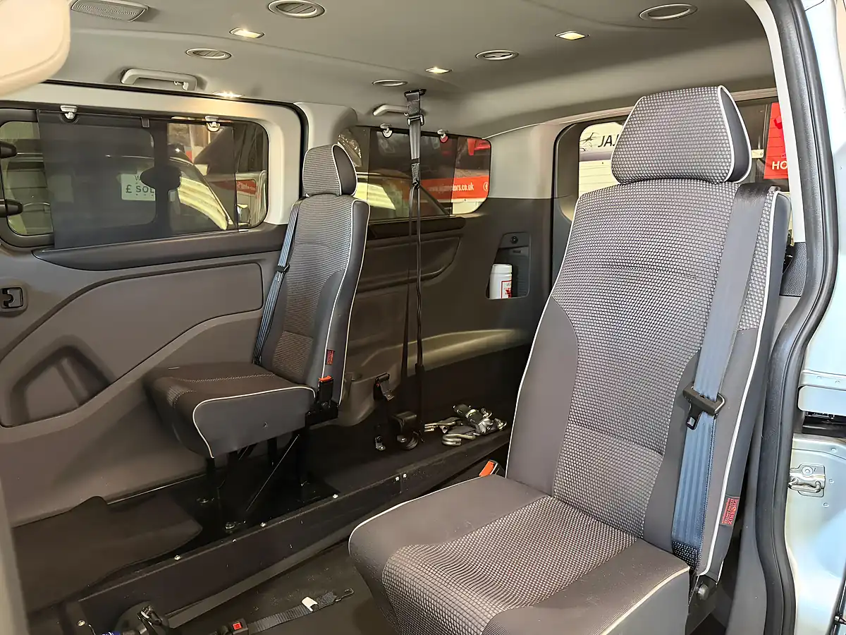 Used 2019 Ford Tourneo Custom Titanium L1 Silver - Interior and Exterior details 8