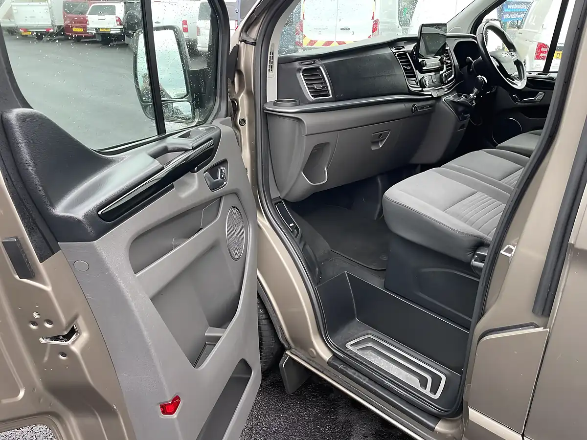 Used 2019 Ford Tourneo Custom Titanium Silver - Interior and Exterior details 16