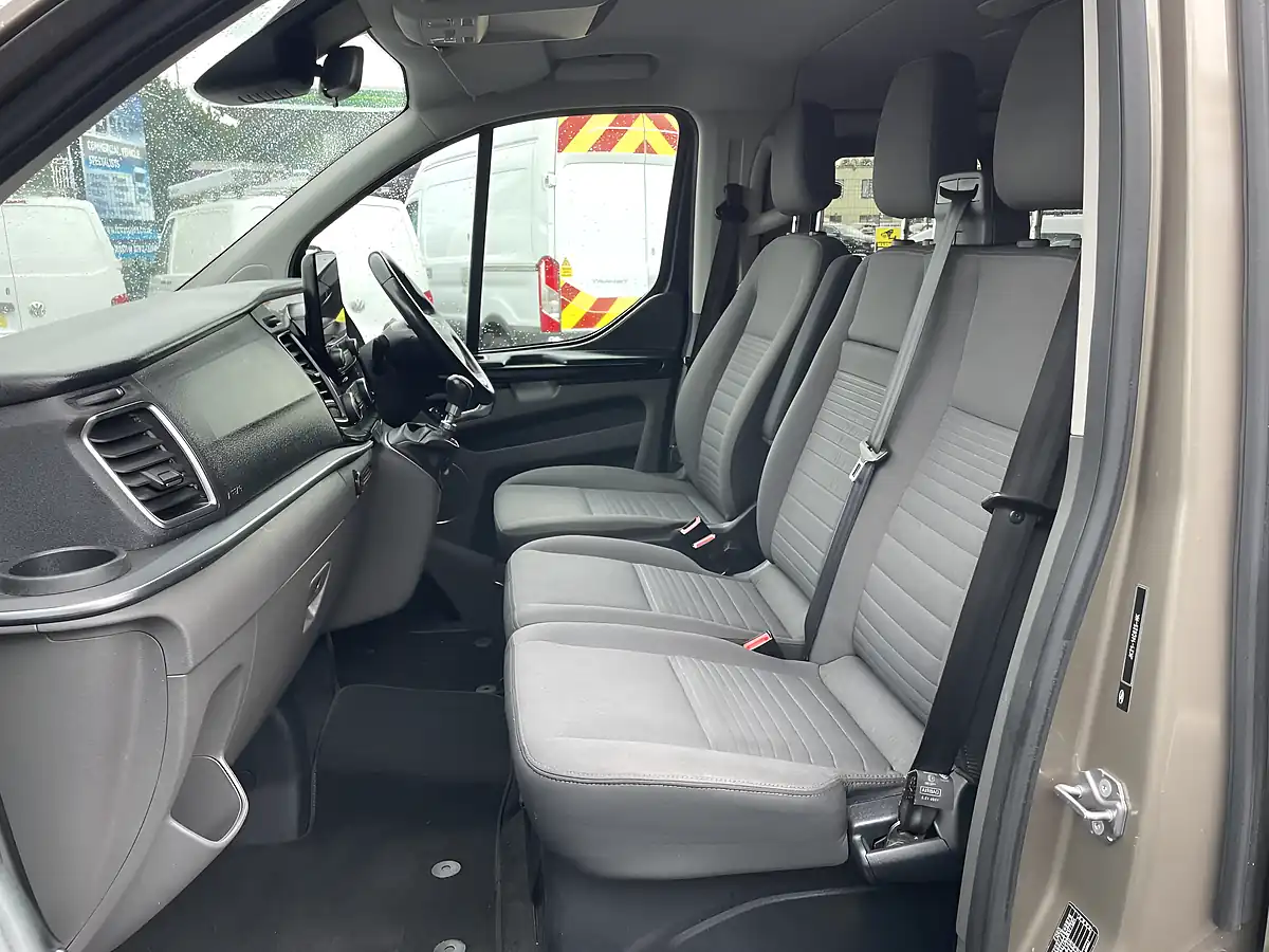 Used 2019 Ford Tourneo Custom Titanium Silver - Interior and Exterior details 17