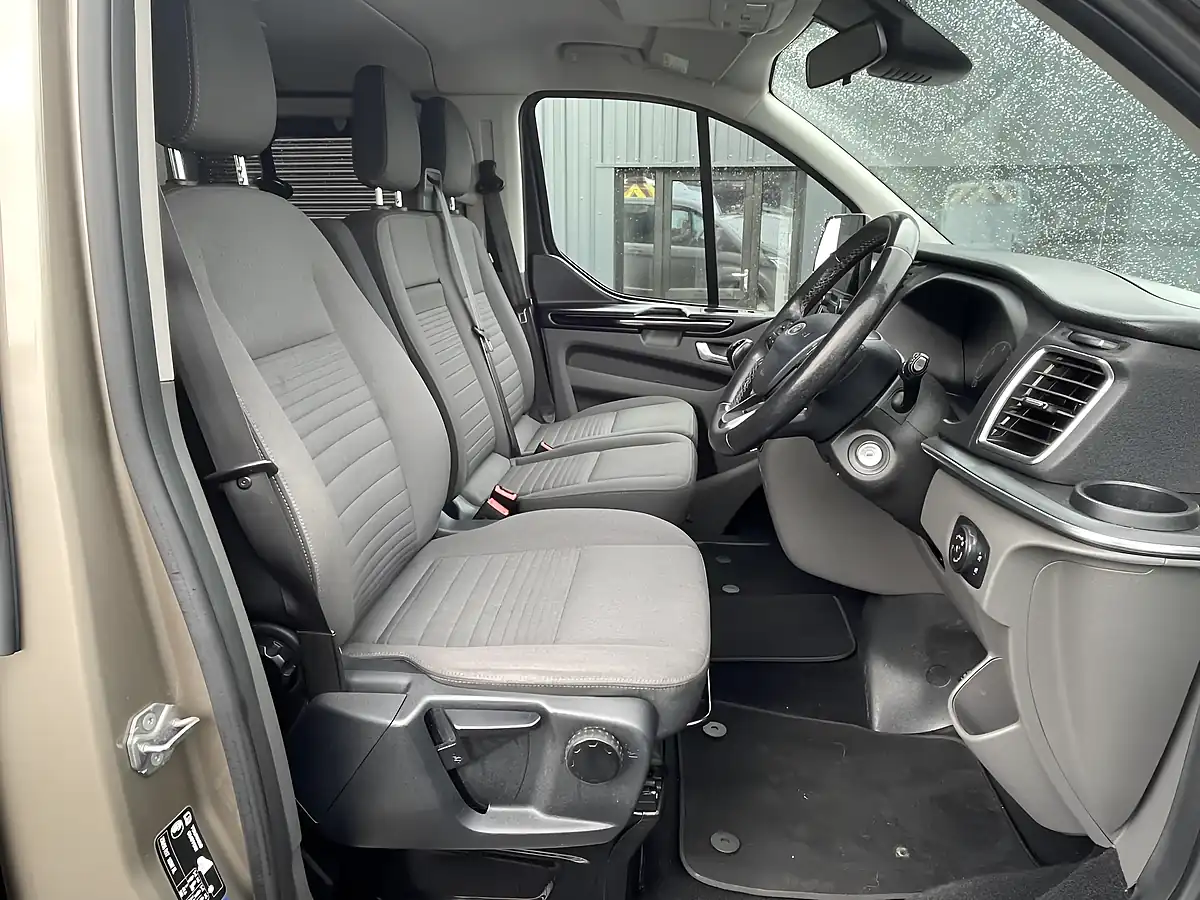 Used 2019 Ford Tourneo Custom Titanium Silver - Interior and Exterior details 9