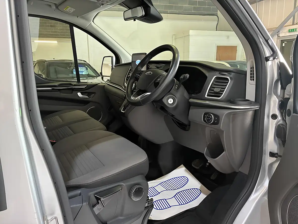 Used 2019 Ford Tourneo Custom Titanium Silver - Interior and Exterior details 9