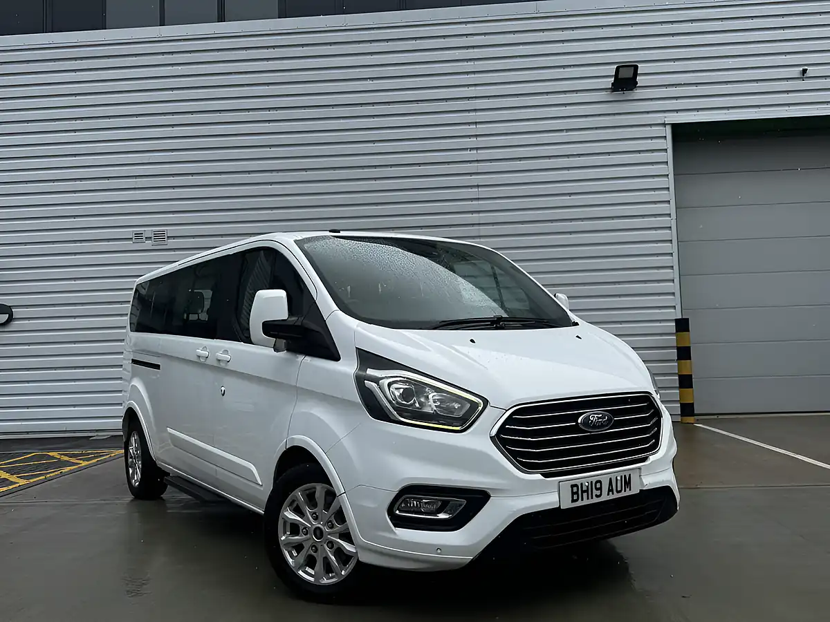 Used 2019 Ford Tourneo Custom Titanium White - Front View