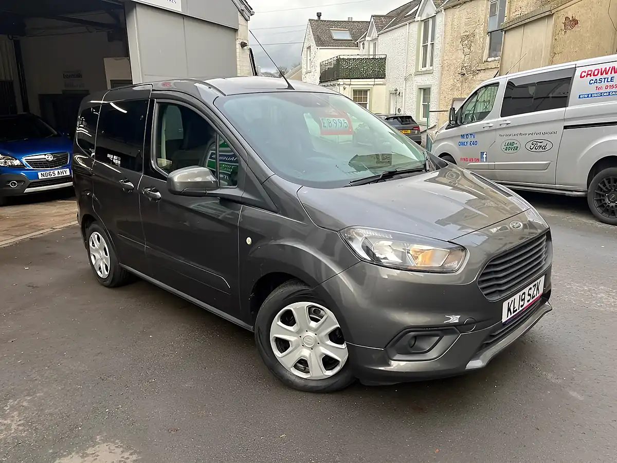 Used 2019 Ford Tourneo Zetec Grey - Front View