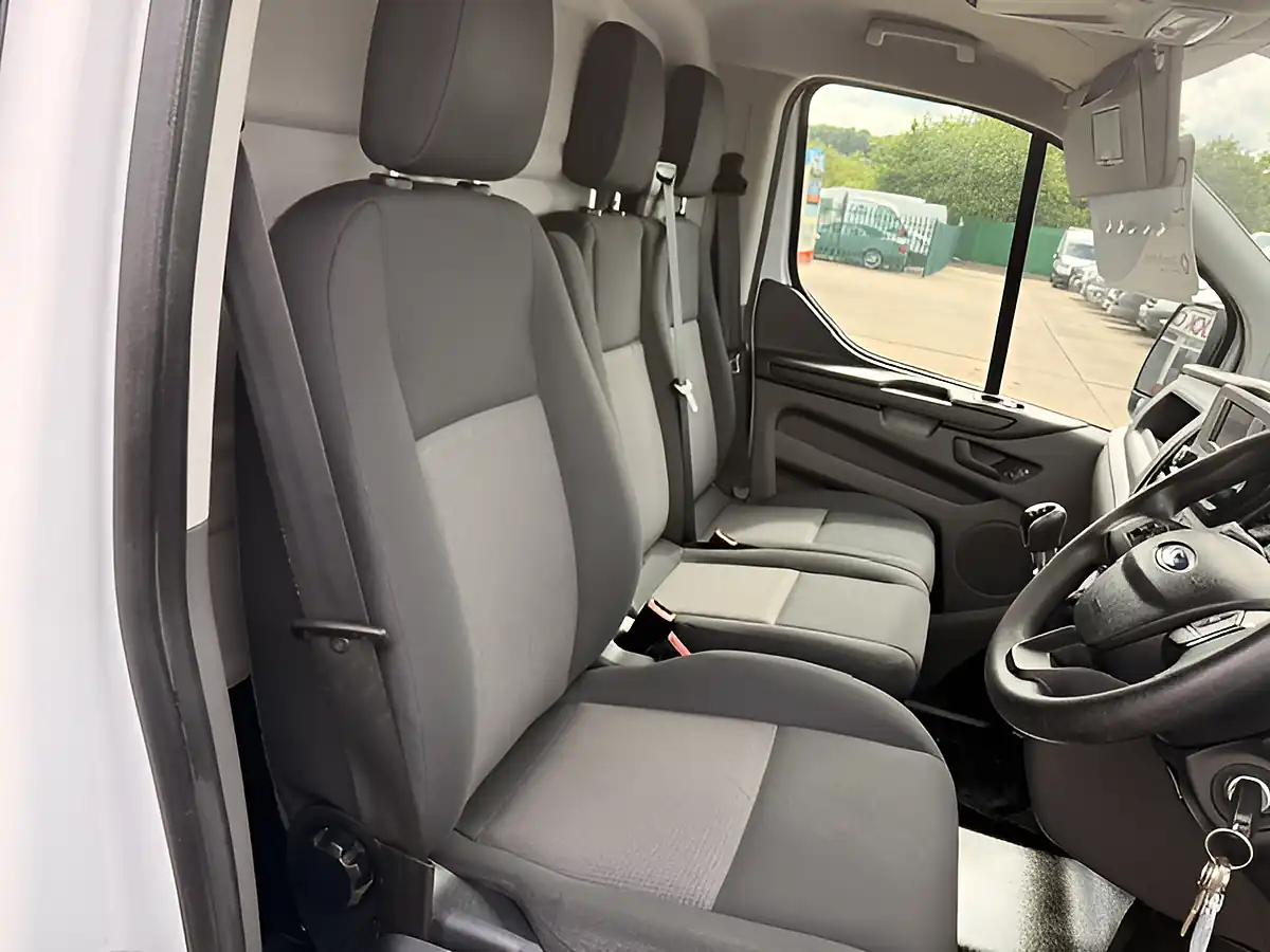 Used 2019 Ford Transit 300 Custom 300 Custom L1 H2 Swb High Roof White - Interior and Exterior details 17