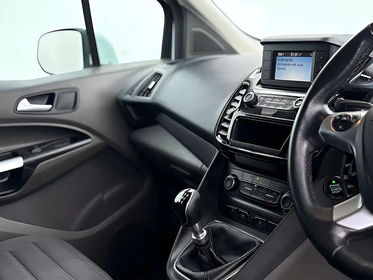 Used 2019 Ford Transit Connect 240 Limited Frozen White - Interior and Exterior details 12
