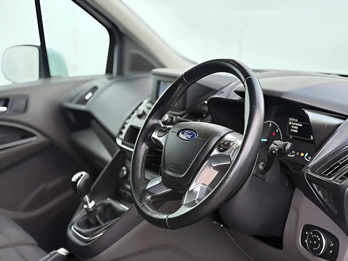 Used 2019 Ford Transit Connect 240 Limited Frozen White - Interior and Exterior details 9