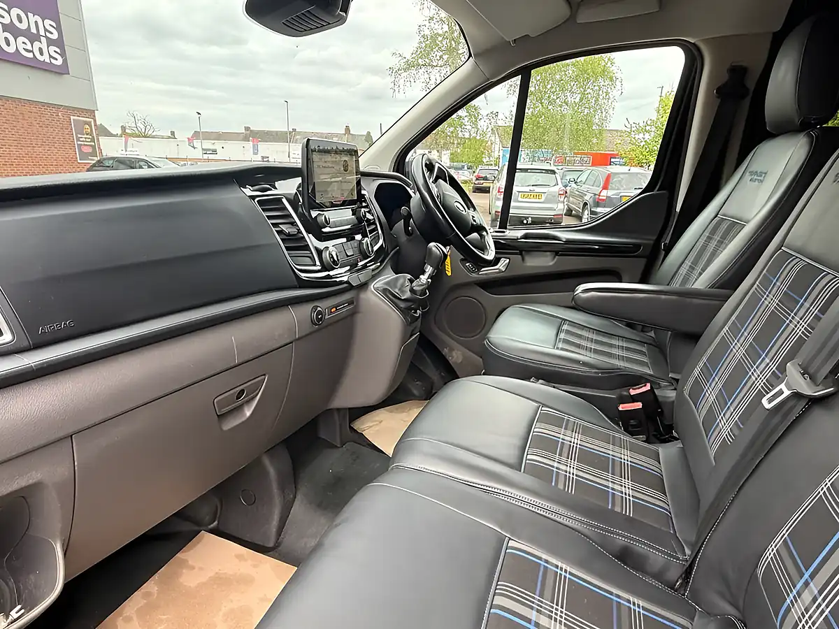 Used 2019 Ford Transit Custom Limited Crew Cab Black - Interior and Exterior details 10