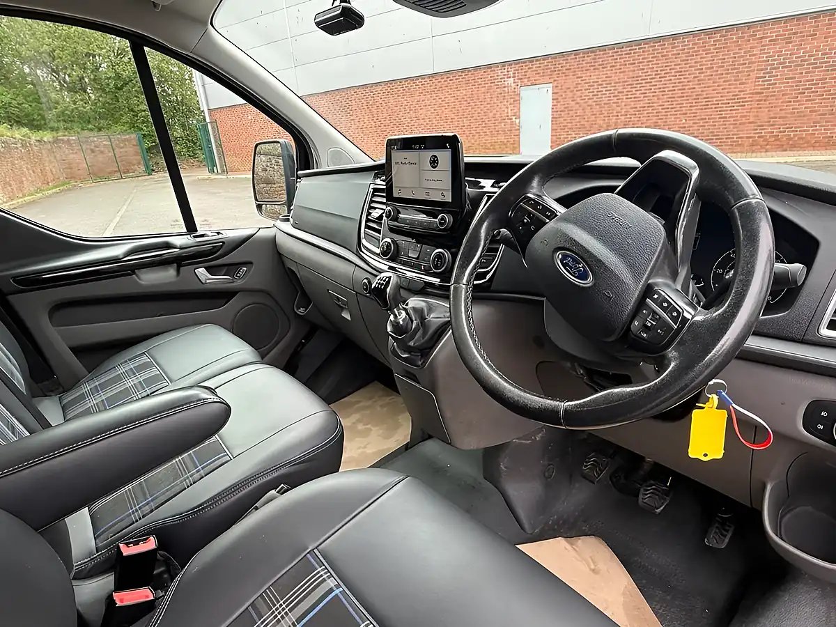 Used 2019 Ford Transit Custom Limited Crew Cab Black - Interior and Exterior details 11