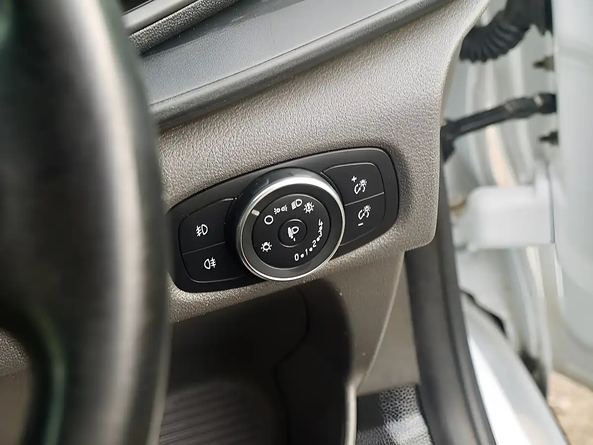 Used 2019 Ford Transit Custom Trend White - Interior and Exterior details 17