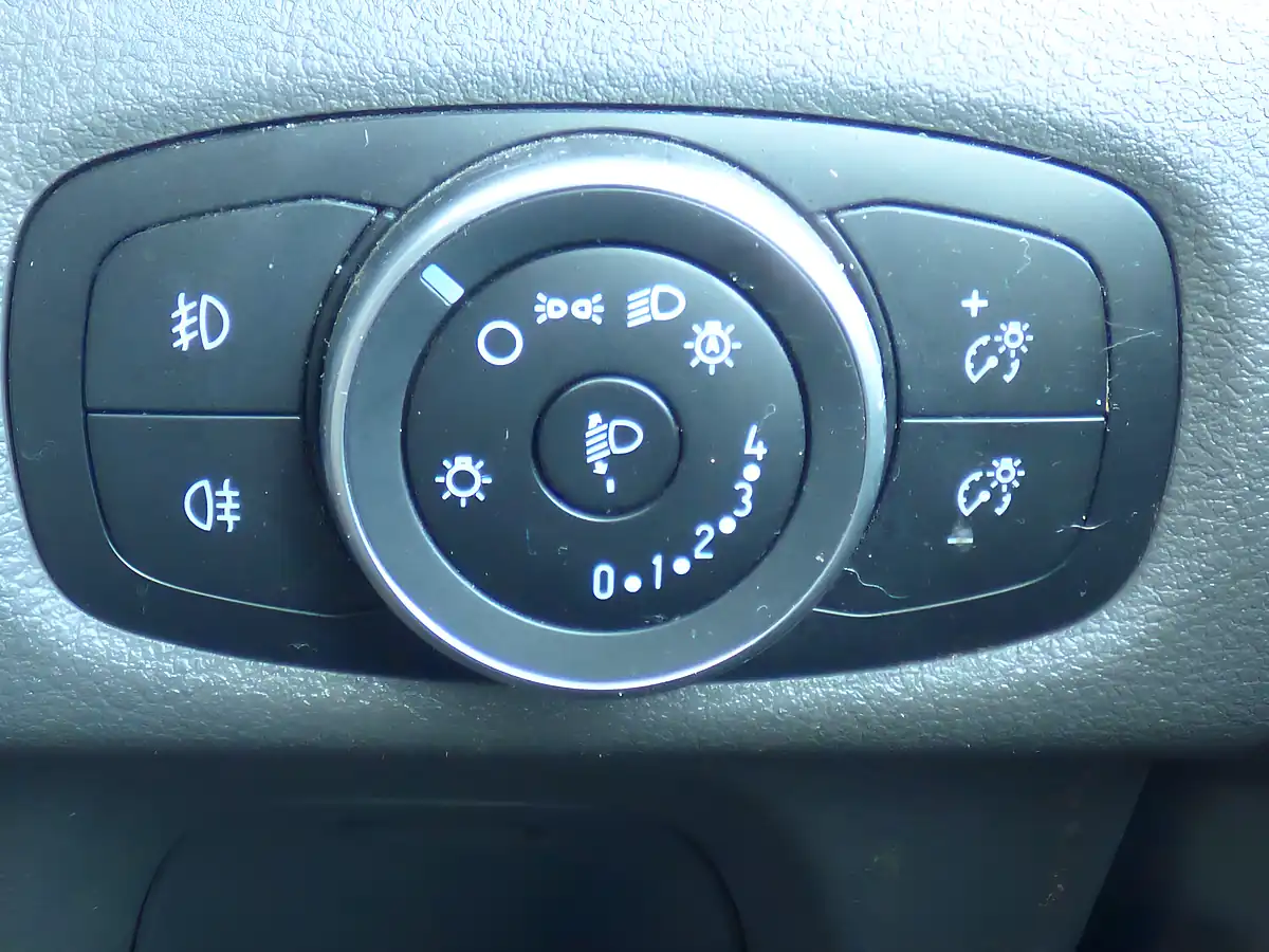 Used 2019 Ford Transit Custom Trend White - Interior and Exterior details 18