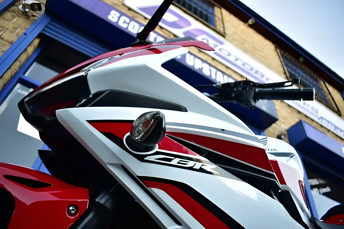 Used 2019 Honda CBR500R Pearl Metalloid White - Interior and Exterior details 9