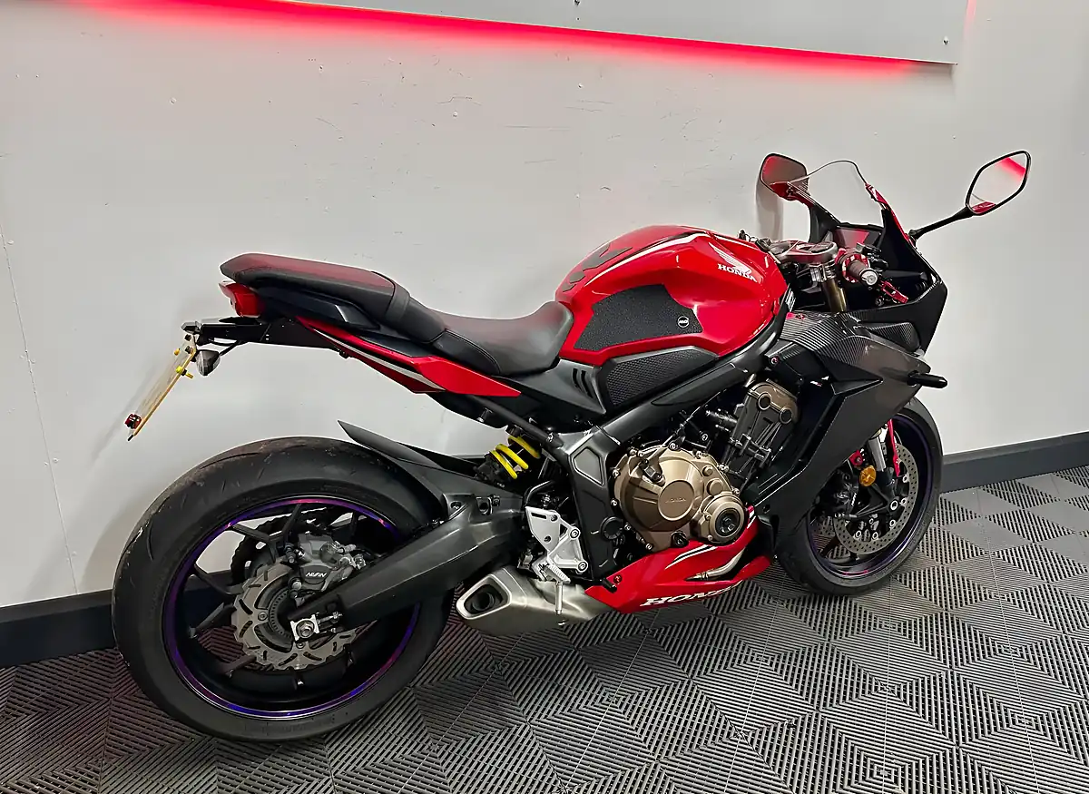 Used 2019 Honda CBR650R Super Sports Red - Interior and Exterior details 5