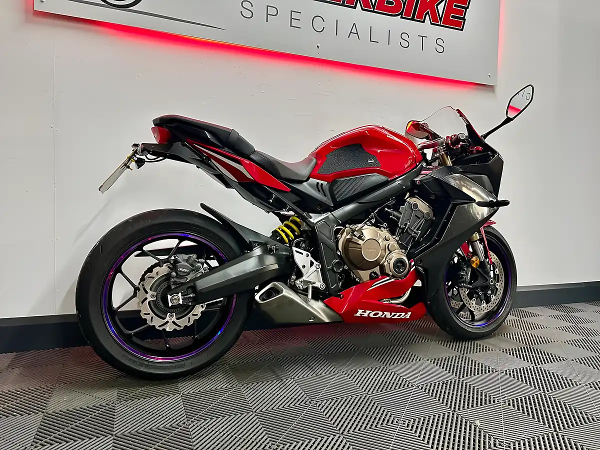 Used 2019 Honda CBR650R Super Sports Red - Interior and Exterior details 6