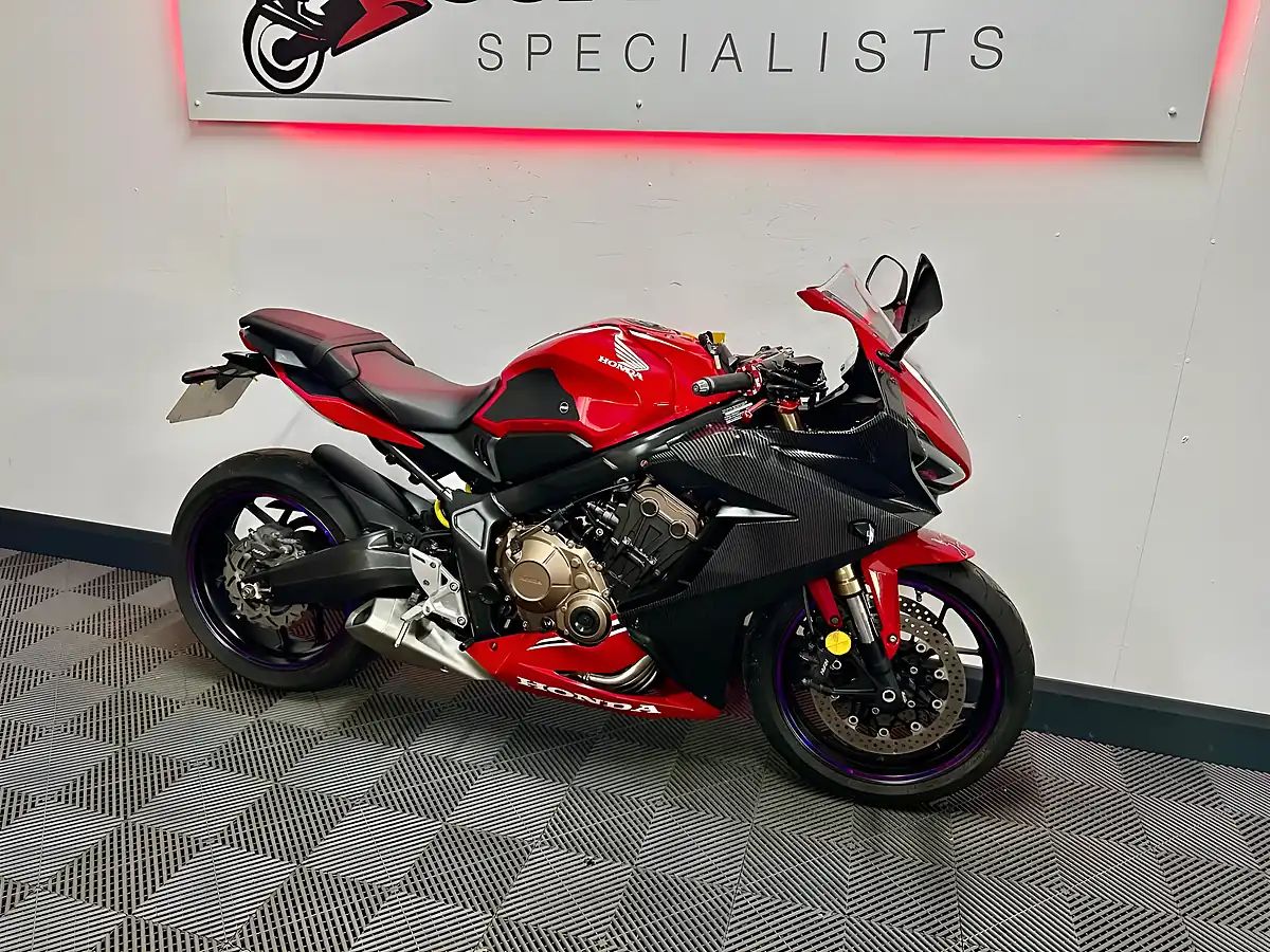 Used 2019 Honda CBR650R Super Sports Red - Interior and Exterior details 7