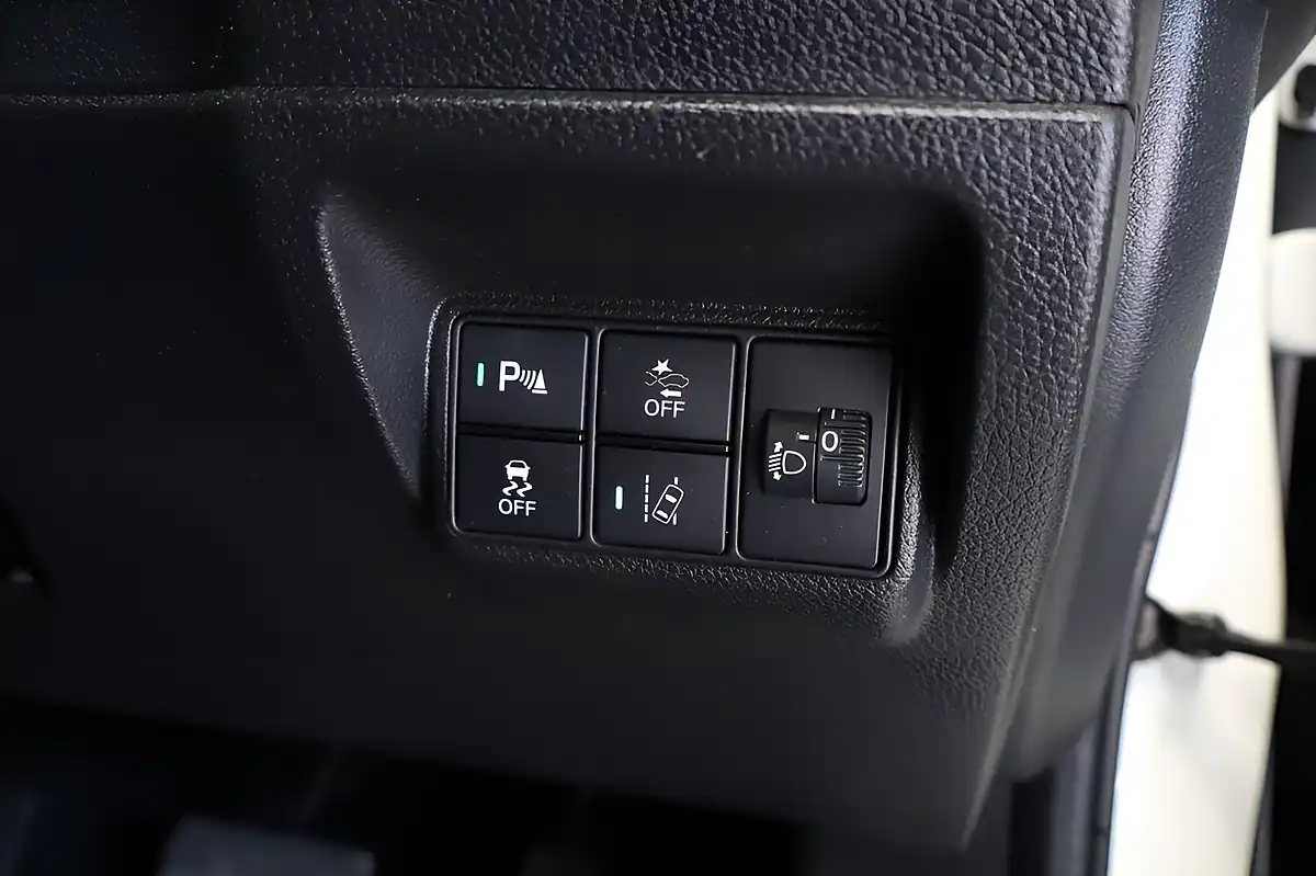 Used 2019 Honda Civic Se Hatchback White - Interior and Exterior details 11