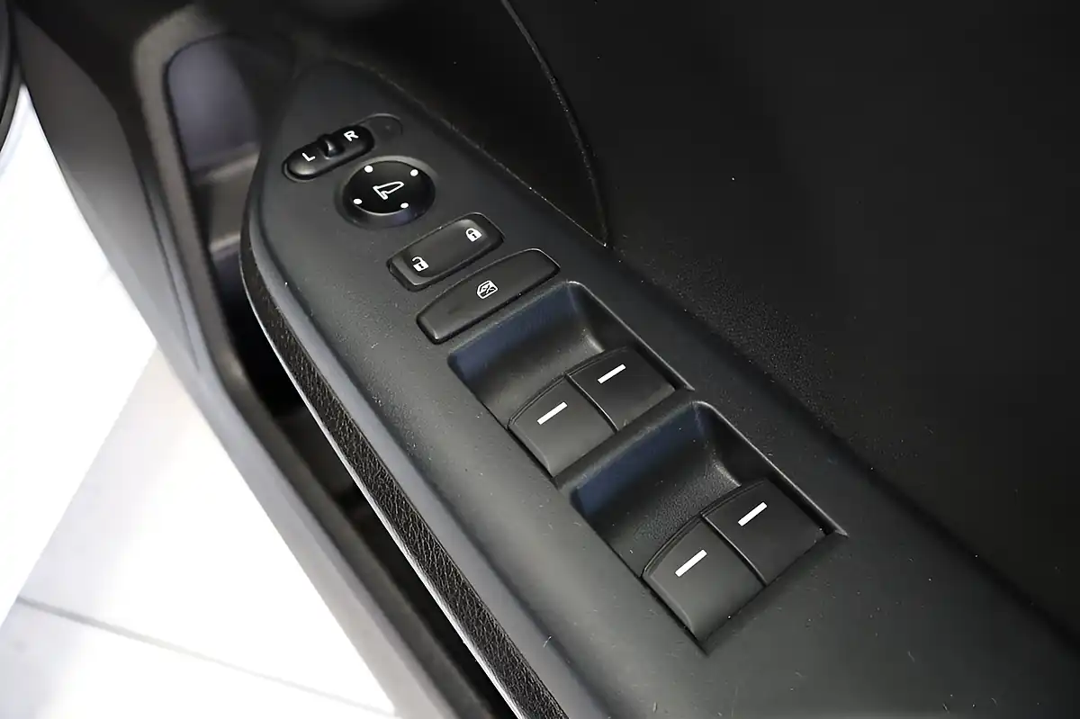 Used 2019 Honda Civic Se Hatchback White - Interior and Exterior details 6
