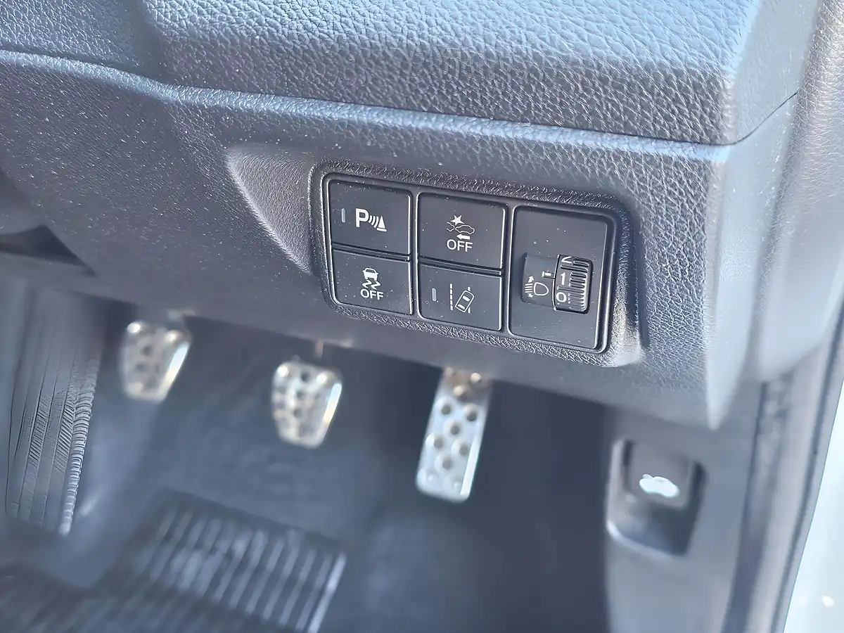 Used 2019 Honda Civic Sr White - Interior and Exterior details 12